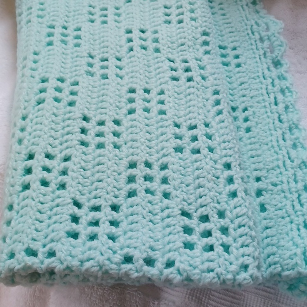 Handcrafted baby blanket throw green 38x41 inches - Picture 2 of 5